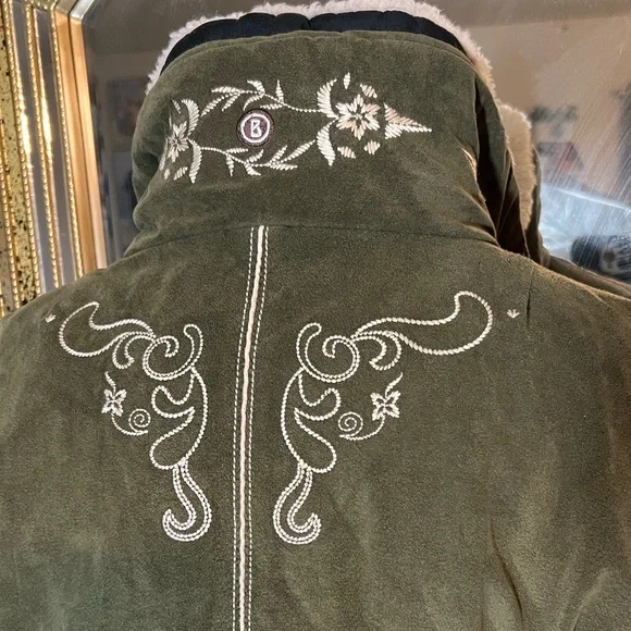 Vintage Bogner Olive Green Women's Ski Jacket with White Embroidery - Picture 8 of 16